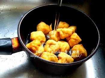 step1: 豆腐卜放入煲內 , 加入水用中火煮滾 , 盛起豆腐卜用水沖一沖洗去油份