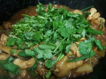 step9: 開大火煮多1分鐘，倒入留起的蔥綠色部分和芫荽葉兜勻即可上碟