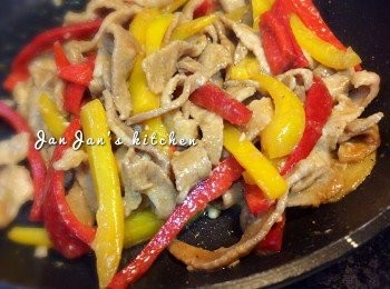 step3: 彩椒回鑊快手炒勻即可上碟，撒上少許即食飯素即可享用。