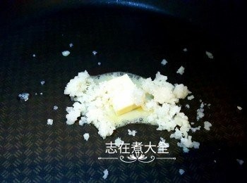 step5: 中火下牛油及蒜蓉略為爆香