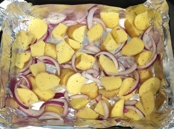 step6: 4.焗盆搽上一層油，再將薯仔、洋蔥平放在焗盆上，焗10-12分鐘，取出。