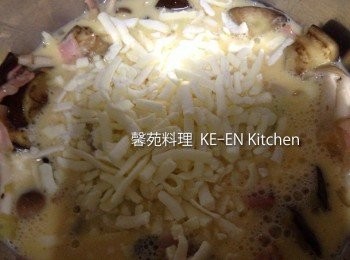 step4: 蛋、豆漿、鹽、胡椒粉一起打散、再把3倒入攪拌均勻、最後加入起司
