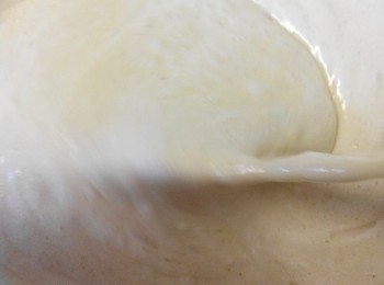 step3: 加入汽水，用塑膠刮刀上下拌均。（好像做戚風蛋糕方式）