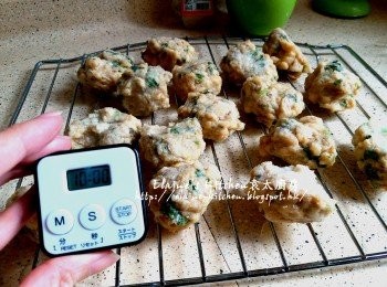 step7: 先用慢火慢慢炸至浮面及微黃色 , 盛起靜待10分鐘