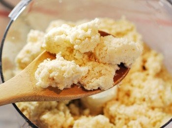 step3: 在冰水裡加入蘋果醋，按下數次“暫停”鍵，一次一大匙將醋水緩緩加進麵團，至結成小團塊狀

※ 以上步驟也可以在大盆子裡操作，用兩隻餐刀或奶油切刀pastry cutter將奶油切成小粒