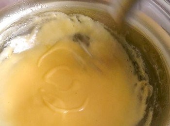 step11: 整碗放上煲上，熱水保持最細火。用手動打蛋器保持攪拌，慢慢續少加入牛油，一直保持攪拌，直至所有牛油加入後都要繼續攪拌。一開始會非常流身，攪拌幾分鐘就會開始愈來愈杰身，直至拉起打蛋器可拉出不太深之紋路。即拉起後滴落黎之醬汁可畫出一兩秒才消失的線條。此時可以加入白胡椒粉及鹽調味，以及加入檸檬汁。加入檸檬汁後會變流身一點點，保持攪拌直至理想質地為止。切勿過熱及過度攪拌。做好的醬汁最好立即使用，如要留一會才用，切勿加熱，請用微暖不燙手之暖水座著就好。