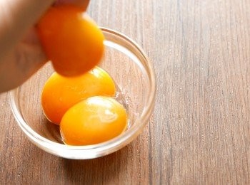 step1: 把蛋黃和蛋白分開。