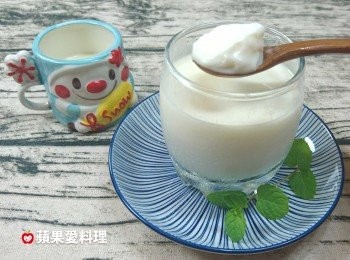 step2: 倒入容器中（容器上方要放濾網過濾），放涼後，置入冰箱冷藏至凝固即可。