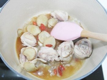 step6: 倒入米酒及枸杞一起炒!!!