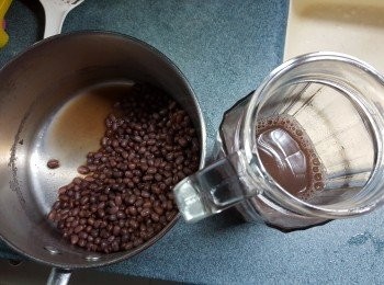 step3: 將紅豆隔去水份待用(煮紅豆的去不要掉,用樽裝起雪凍當水飲)