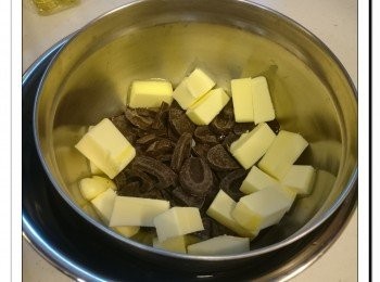 step3: 黑朱古力及牛油放碗中, 座熱水座溶, 拌勻。