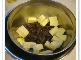 step3: 黑朱古力及牛油放碗中, 座熱水座溶, 拌勻。