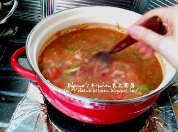 step6: 加入肉碎拌勻炒至轉色 , 逐一加入茄膏 , 雞湯及500ml水拌勻