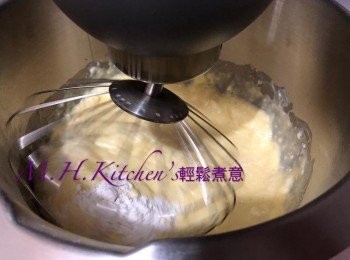step24: 加入蛋,牛油溶液用攪拌機攪均成漿