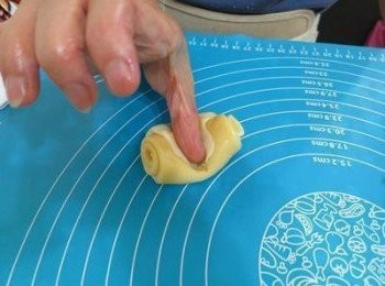 step8: 8麵團收口朝上,用大姆指從中間壓下, 
•