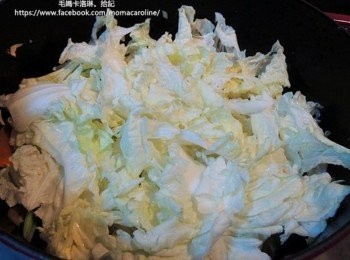 step6: 把小片的大白菜鋪底