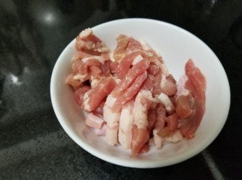 step3: 腩肉，清洗後切絲或條
