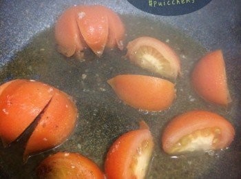 step4: 將煎好既豬扒放係飯面, 蕃茄加水繼續煮至熟, 放係飯上面, 加芝士粉, 入焗爐焗至金黃色