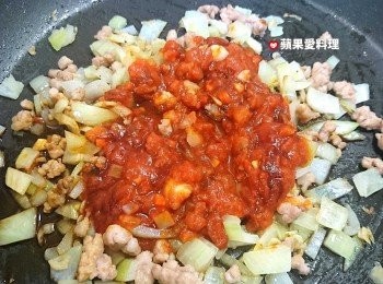 step5: 洋葱炒軟時，倒入蔬菜蕃茄義大利麵醬和醬油，拌炒一下。