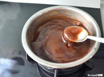 step4: 慢慢的會發現黑糖液越來越黏稠,直至略帶膏狀即可,並快速起鍋