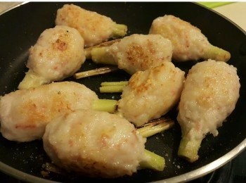 step5: 把每邊煎至金黄色，灑少許鹽和糖