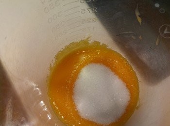 step1: 蛋黃液先加糖攪勻,再加入蛋液三倍份量的鮮奶再攪混。