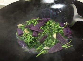 step6: 最後加入莧菜快炒勻，加點鹽及糖調味即成