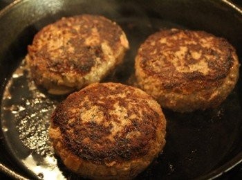 step6: <span class="group_1">漢堡排</span>放入熱鍋煎至底部微焦再翻面 一面約5分鐘 以<span class="group_1">漢堡排</span>厚度而定. 關火 蓋上鍋蓋悶10分鐘。另外一個平底鍋煎蛋備用