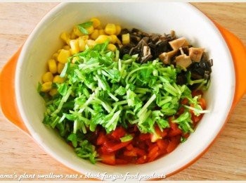 step3: 香菇昆布黑菇醬用菜刀剁碎，與切成丁狀的小番茄、分切成段的豌豆嬰及玉米粒 一同放入碗中。