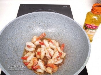 step6: 把油倒去，餘油2茶匙於鑊內，放入<span class="group_3">調味料</span>炒勻，再放入玉兔蝦迅速兜勻，鋪在九層塔上，趁熱吃！