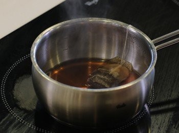 step5: 鍋內放入水煮沸, 加入砂糖煮溶後熄火,放入茶包浸泡3分鐘後取出, 加入奶拌勻