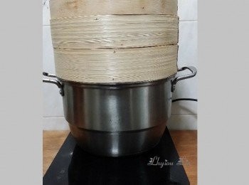 step19: 我是用電磁爐, 湯鍋放室溫水700-800cc, 然後開火加熱到35度右左, 便將蒸籠放在湯鍋上, 用120度開始蒸16分鐘。 (蒸這個階段, 就像麵包入烤箱, 會不斷膨脹的, 不膨脹的話, 有機會是酵母菌活性差、發酵不足、或麵糰壓得太死, 斷筋了撐不起。)