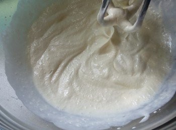 step10: 將125g淡忌廉用電動打蛋器用最慢速打發,當見到有少許紋路出現即可,不要打太耐(打發淡忌廉的用具不能有水份,否則不能打得起)