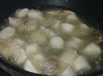 step3: 準備一鍋熱油後，倒入沾粉的杏鮑菇略炸至金黃即可撈起