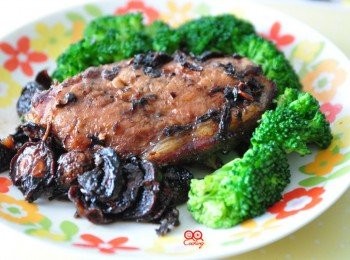 step6: 另外將綠花椰川燙擺盤至肋排旁，剩餘的醬汁淋上，酸、香、甜滋味的烤肋排搭配個青菜去膩，來個不一樣的烤法吧!