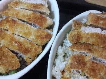 step10: 把炒好的飯裝到烤盤中 , 並舖上切片豬扒