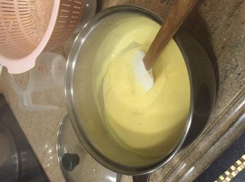 step2: 2)吉士粉加入150ML牛奶及蛋攪拌