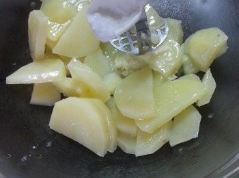 step1: 薯仔去皮洗淨後切薄片,大火蒸15分鍾至淋身,襯薯仔熱加半茶匙海鹽拌勻,壓碎成薯蓉(如想更香可加少許牛油)