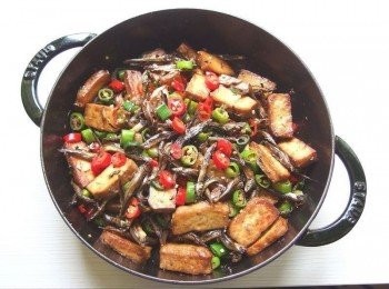 step6: 加入煎成焦香的豆乾拌炒一下,起鍋前撒上一些黑胡椒粉及芝麻香油即可熄火