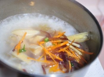 step5: 接著放入木耳絲、紅蘿蔔絲、薑絲攪拌一下