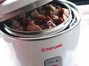 step5: 蓋上鍋蓋燉煮至電源跳起~