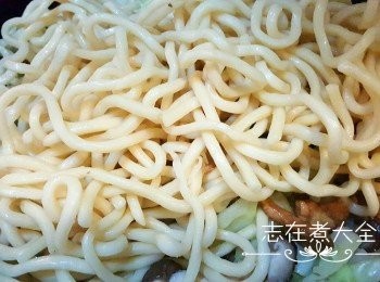 step6: 再加入上海麵及餘下所有調味料炒勻數分鐘後熄火，加上蔥段即可上碟