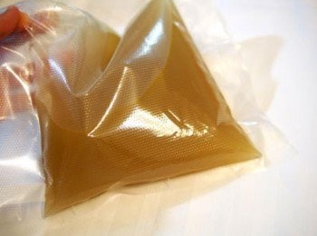 step16: 16.過濾好的高湯，隔水迅速降溫，接著放入真空袋 子並平放在冷凍櫃中，等待下次料理時，就可取用。