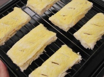 step6: 把土司另一邊蓋上~~周圍壓緊!!! 並在吐司表面也塗上蛋液~~~ 放進預熱180度烤箱烤約15分鐘至金黃即可:)