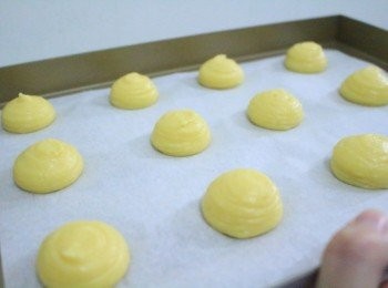 step5: 泡芙麵糊倒入擠袋，擠出大小均等的麵糊。