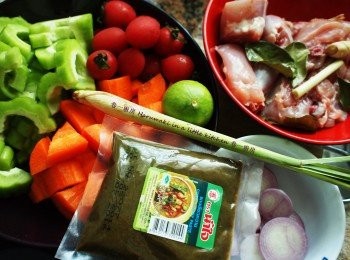 step1: 雞脾去皮用清水洗淨, 用乾布或廚房紙完全吸乾水份, 切件, 用鹽 ,胡椒, 紹興酒, 一支香芧, 香葉醃1小時或以上或過夜.
蒜葱去皮半, 凉瓜切塊去籽, 紅蘿蔔去皮切形狀