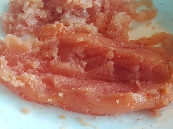 step4: 將明太子在中間切開，取出魚籽，加入<span class="group_2">醬汁</span>中，拌勻。