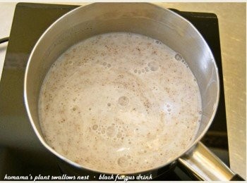 step4: 吉利T與水拌勻，倒入鍋中後，用小火加熱，並不斷攪拌。