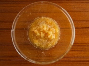 step4: 接著製作<span class="group_3">辣味烤肉醬</span>，先將蘋果磨成泥。