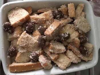 step2: 然後擺入焗盤上，把預先打發好的雞蛋加入牛奶攪勻，然後注入焗盤上讓麵包浸15分鐘，用已預熱了180度的焗爐焗30分鐘，焗盤上注入熱水，用蒸焗方法。